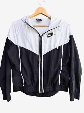 Nike Sportswear Windrunner Jacket Women’s SZ Medium Lightweight CN6910-011